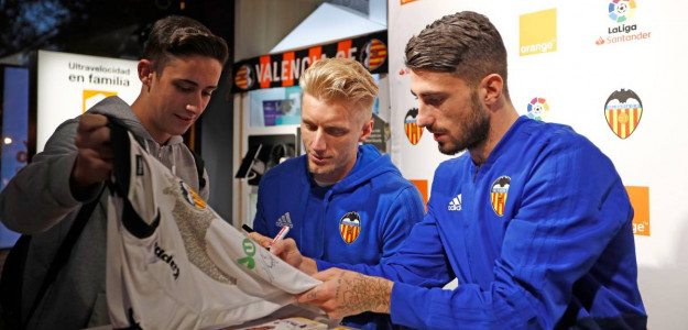 Wass y Piccini firmando autógrafos