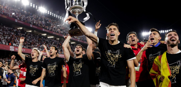 El Valencia celebra la Copa en Sevilla