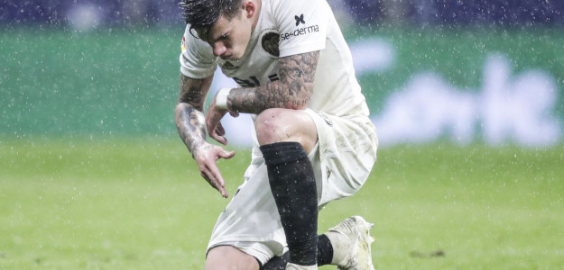Santi Mina bajo la lluvia
