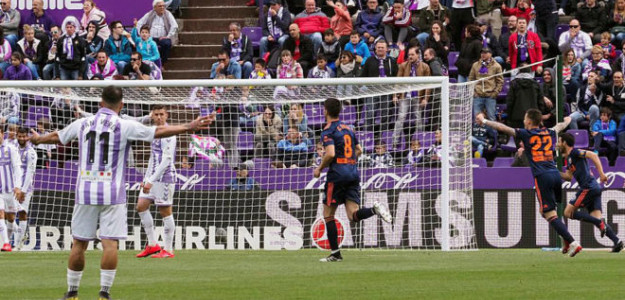 El Valencia celebra un gol en Valladolid