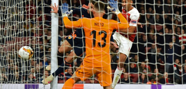 Neto contra el Arsenal