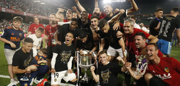 El Valencia celebra la Copa en Sevilla