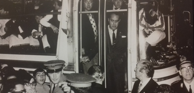 Peris junto a Di Stefáfano y delante Julio de Miguel