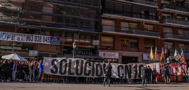 Manifestación en la puerta de Mestalla