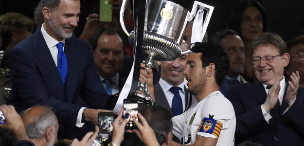 Dani Parejo recogiendo la Copa