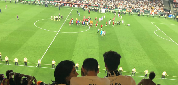 Una madre consuela a sus hijos en Sevilla