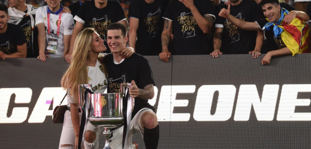 Santi Mina y su pareja con la Copa