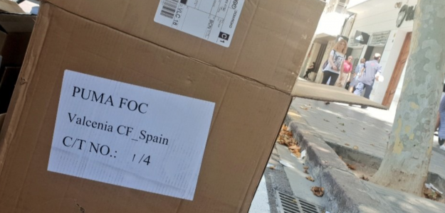 Cajas de Puma en las puertas de las oficinas del club