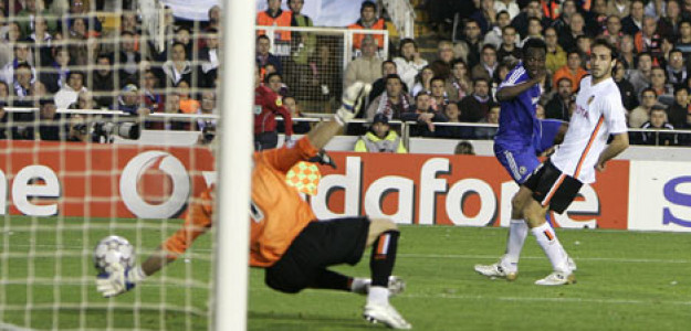 El gol de Essien que eliminaba al Valencia