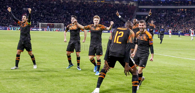 El Valencia celebrando el pase