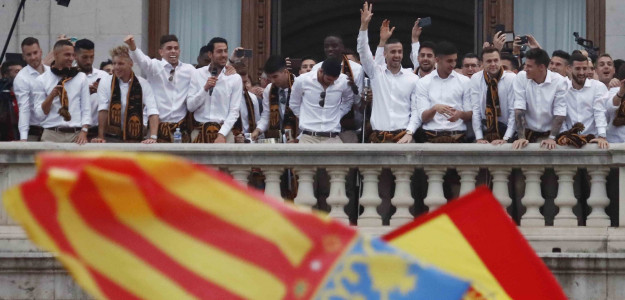 La plantilla en el balcón del Ayuntamiento