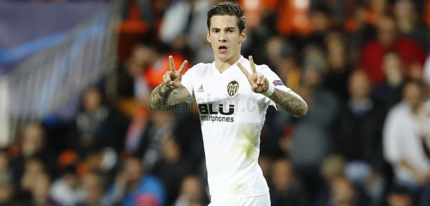 Santi Mina celebra un gol