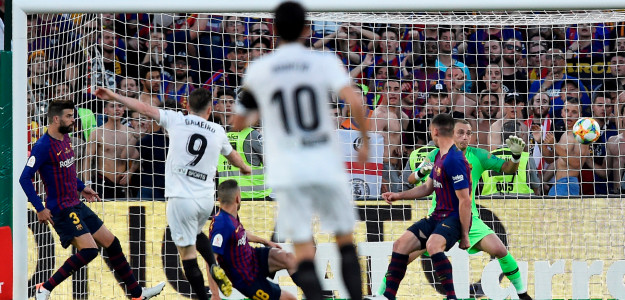 Gameiro bate a Cillessen