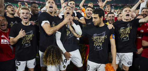 El Valencia celebrando el título en Sevilla