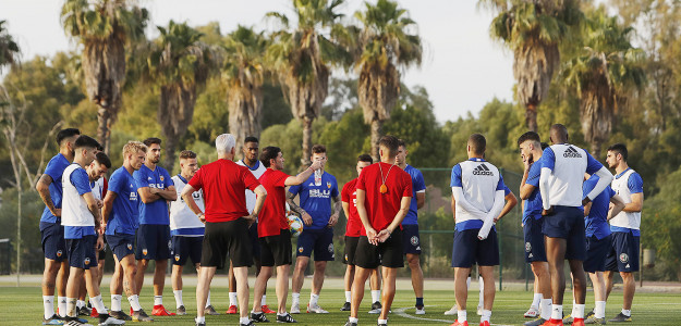 Marcelino hablando a su plantilla