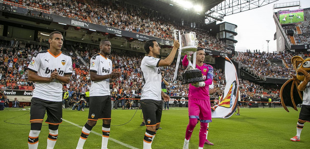 El Valencia con la Copa en Mestalla