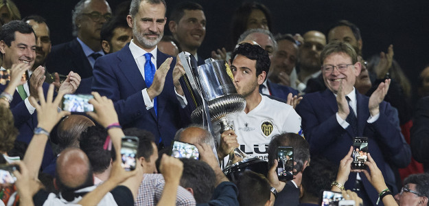 Dani Parejo recogiendo la Copa