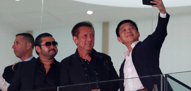El príncipe Johor y Peter Lim en Mestalla