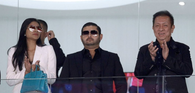 El príncipe Johor y Peter Lim en Mestalla