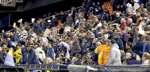 Pañolada en Mestalla