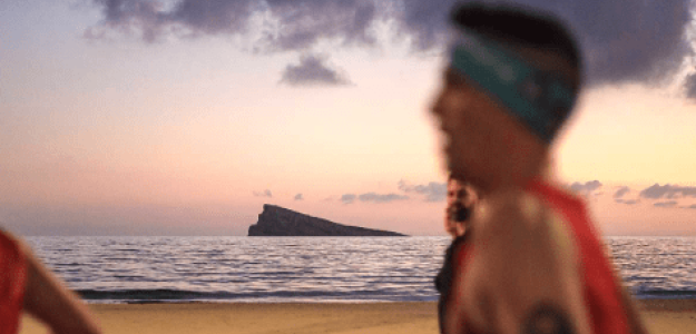 Benidorm Half 2025: Éxito rotundo con más de 9.000 corredores en la emblemática carrera