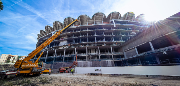 Inician la instalación de los pilares para la cubierta del Nou Mestalla