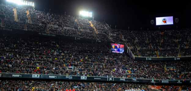 Emotivo minuto de silencio en Mestalla por tragedia en naufragio