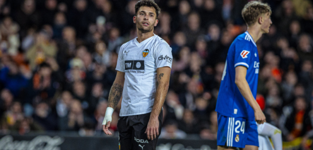 Valencia CF se enfrenta al Levante UD con importantes bajas en la plantilla