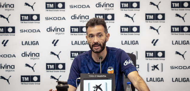 Carlos Corberán durante rueda de prensa