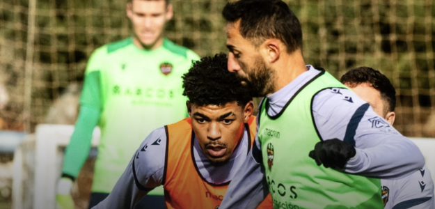Jugadores del Levante UD entrenando en la ciudad deportiva de Buñol con varias ausencias