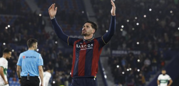 Adrián de la Fuente durante un partido con el Levante UD