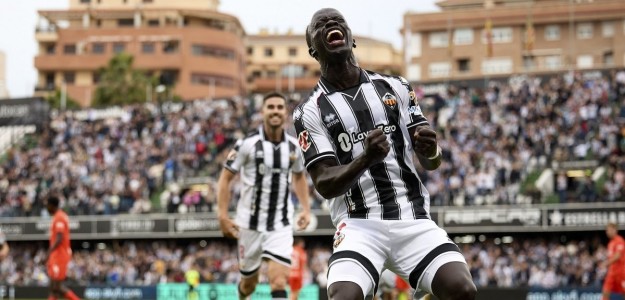 Awer Mabil amplía su contrato con el Castellón hasta 2028