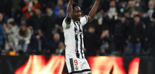 Bob Voulgaris respalda a Ousmane Camara y critica la visión de los delanteros en España