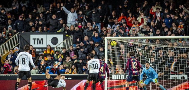 El Valencia CF encuentra soluciones desde el banquillo