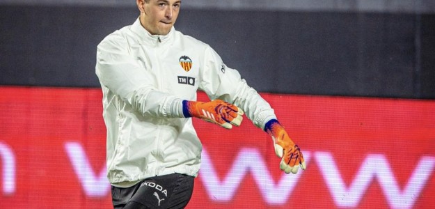 Valencia CF fortalece su defensa y resurge en La Liga