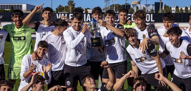 Valencia se prepara para su desafío ante el Celta con plantilla al completo