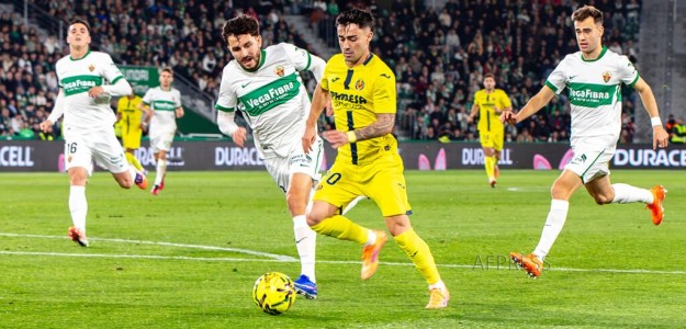 Villarreal se impone ante un combativo Elche con gol de Moleiro y Mikautadze