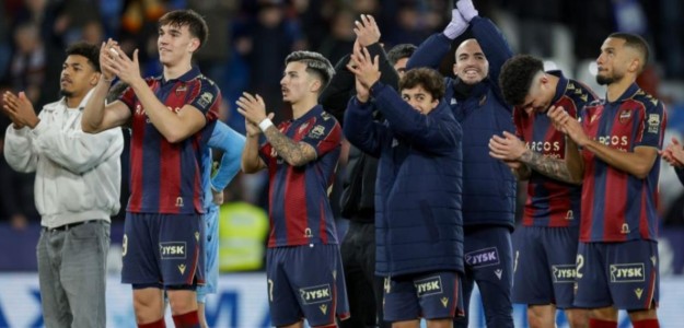 Jugadores del Levante UD celebrando una victoria en el Ciutat de València