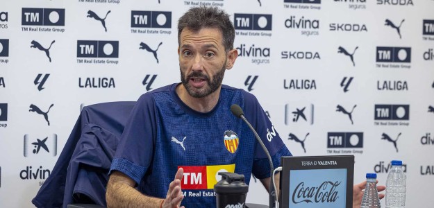 Carlos Corberán durante la rueda de prensa previa al derbi valenciano