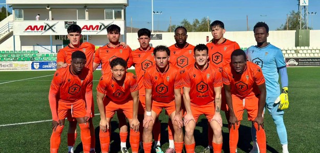 Jugadores del Novelda CF celebrando uno de los goles contra el Villena CF en el partido de liga.