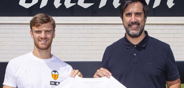 Montaje de los jugadores Lucas Beltrán y Diego López con el escudo del Valencia CF de fondo.