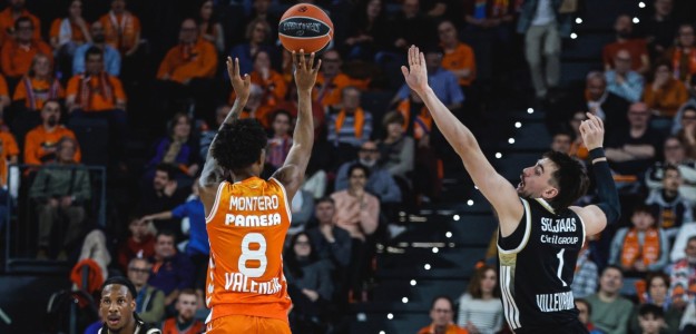 Jugadores Valencia Basket celebran victoria Roig Arena Euroliga