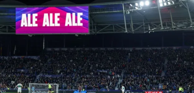 Jugadores del Valencia CF y Levante UD durante un derbi valenciano