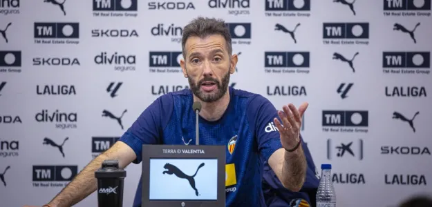 Carlos Corberán durante rueda de prensa previa al derbi valenciano