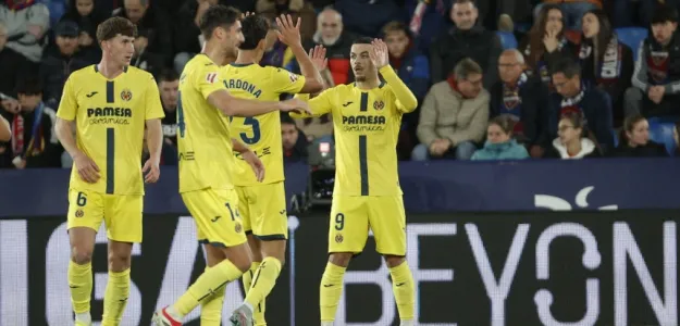 Mikautadze celebra su gol ante el Levante UD en el Ciutat de València