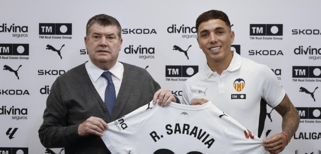 El nuevo lateral del Valencia CF, Renzo Saravia, durante su presentación oficial.