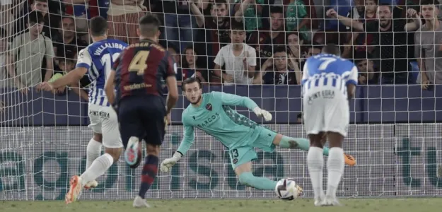 Hernández Maeso arbitrando un partido de fútbol en Primera División
