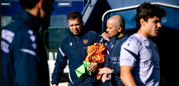 Ugo Raghouber durante un entrenamiento del Levante en el Ciutat de València