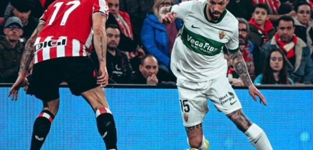 El portero del Elche, Edgar Badía, lamenta un gol del Athletic Club durante el partido en San Mamés.