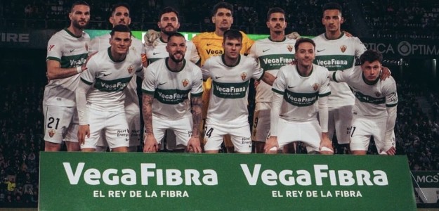 Jugadores del Elche CF durante el partido ante Osasuna en el Martínez Valero